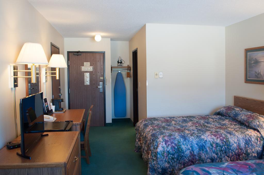 Cobblestone Inn & Suites - Меррілл Екстер'єр фото