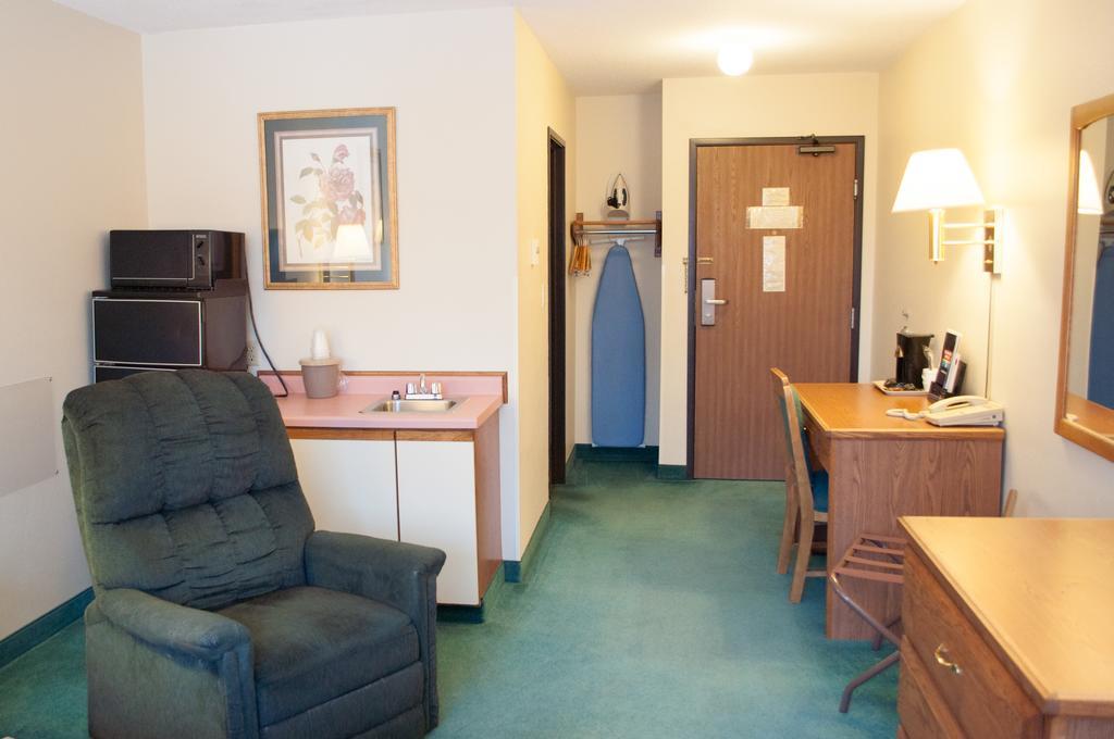 Cobblestone Inn & Suites - Меррілл Екстер'єр фото